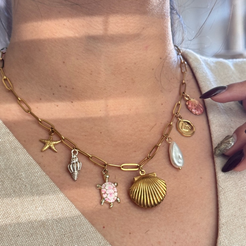 Gold Shell Charm Necklace - Picture 3 of 4